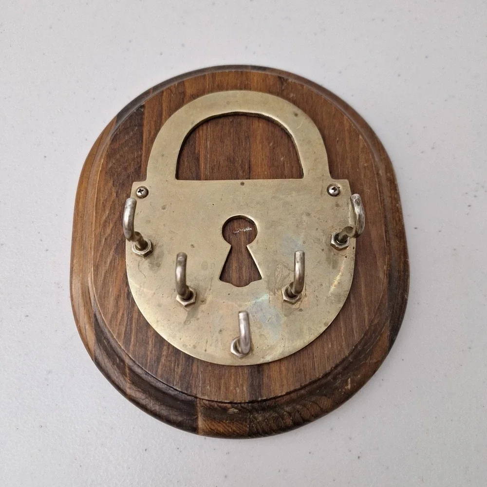 Vintage Brass Padlock Shaped Wall Key Holder Solid Wood Plaque 5 Hooks Hanging